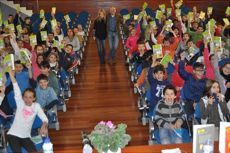 Maria Inês Almeida e Joaquim Vieira numa escola em Fátima