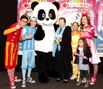 Luísa Ducla Soares com o livro <em>Panda, conta-me uma história!</em> e o seu protagonista